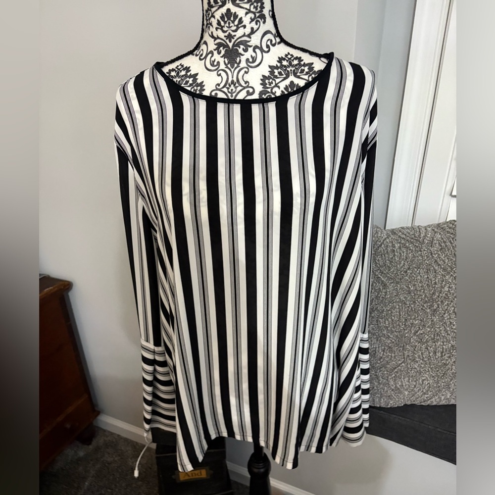 Black and White Striped Women's blouse XL
